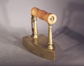 buegeleisen-19-jh-messing-mit-holzgriff.2