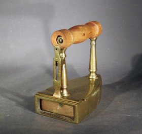 buegeleisen-19-jh-messing-mit-holzgriff.4