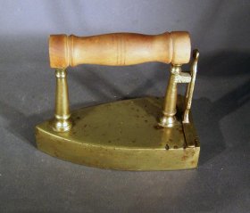 buegeleisen-19-jh-messing-mit-holzgriff.6