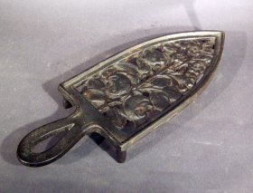 buegeleisen-untersetzer-19-jh-eisen-eisenguss-floral