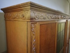buecherschrank-mit-loewenfuessen-ca-1910.7