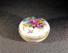 dresden-porzellan-dose-schmuckdoeschen-blumenbukett-und-gold.1