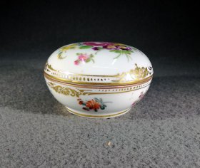 dresden-porzellan-dose-schmuckdoeschen-blumenbukett-und-gold.2
