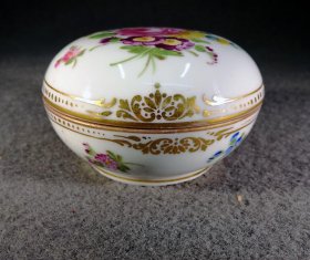 dresden-porzellan-dose-schmuckdoeschen-blumenbukett-und-gold.4