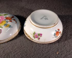 dresden-porzellan-dose-schmuckdoeschen-blumenbukett-und-gold.5