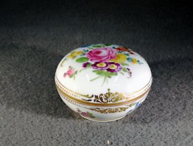 dresden-porzellan-dose-schmuckdoeschen-blumenbukett-und-gold.9