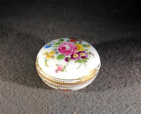 dresden-porzellan-dose-schmuckdoeschen-blumenbukett-und-gold