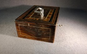 geldkasette-um-1900-eisen-stahl-mit-aufgemalter-holzmaserung.3