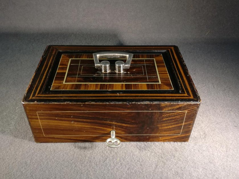 geldkasette-um-1900-eisen-stahl-mit-aufgemalter-holzmaserung