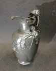 kayserzinn-seltener-krug-mit-maedchen-figur-und-plastischen-blueten-gross-h-30cm.6