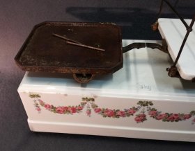 kuechenwaage-rosendekor-keramik.11