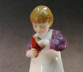 meissen-paul-helmig-maedchen-mit-bonbontuete-jugendst-1-w-knaufzeit.4