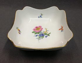 meissen-schale-ozier-relief-reiche-blumenmalerei-gold