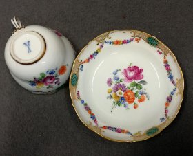 meissen-tasse-blumen-gierlanden-goldborduere-kupfergruen-1-wahl-um-1860.3