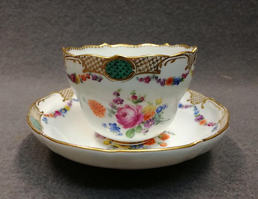 meissen-tasse-blumen-gierlanden-goldborduere-kupfergruen-1-wahl-um-1860