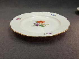 meissen-teller-ozier-relief-blumenmalerei-u-gold-d-22-cm.3