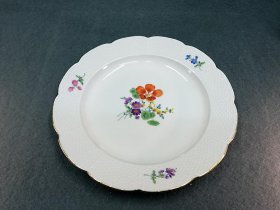 meissen-teller-ozier-relief-blumenmalerei-u-gold-d-22-cm