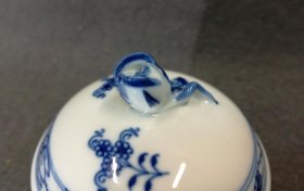 meissen-zwiebelmuster-kleine-zuckerdose-h-8-cm-1-wahl.3