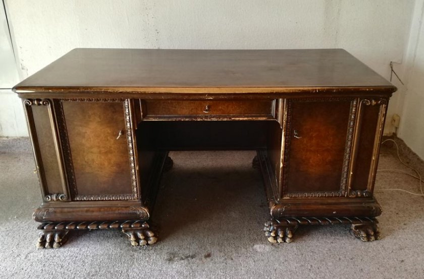 repraesentativer-schreibtisch-mit-loewentatzen-um-1910