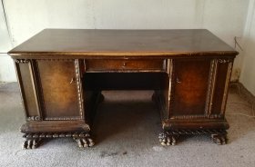 repraesentativer-schreibtisch-mit-loewentatzen-um-1910