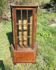 res-kleine-vitrine-um-1910.1