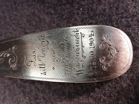 silberkelle-um-1900-800-er-silber-ziseliert-u-m-widmung-silberhochzeit.11