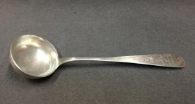 silberkelle-um-1900-800-er-silber-ziseliert-u-m-widmung-silberhochzeit.2