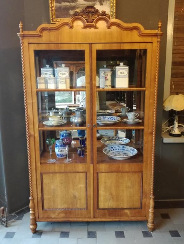 vitrine-kirschbaum-um-1840-spaetbiedermeier