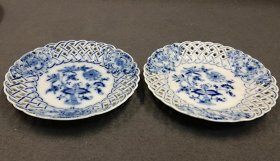 zwiebelmuster-zwei-teller-m-flechtrand.1