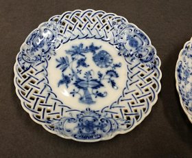 zwiebelmuster-zwei-teller-m-flechtrand.2