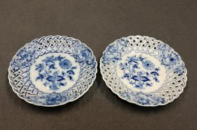 zwiebelmuster-zwei-teller-m-flechtrand