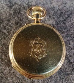 goldene-taschenuhr-mit-medaillon-56-zlotniki-3-6-cmcm.3