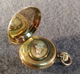 goldene-taschenuhr-mit-medaillon-56-zlotniki-3-6-cmcm.4