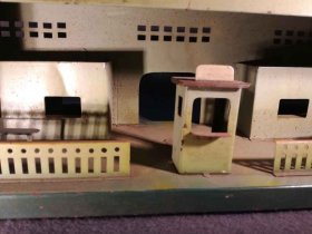 grosser-bahnhof-modellbahn-blechspielzeug-verm-spur-1.11