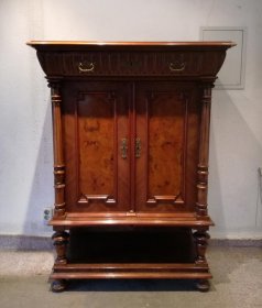 gruenderzeit-vertiko-mit-saeulen-kleiner-schrank-um-1880-nussbaum.2