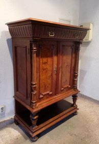gruenderzeit-vertiko-mit-saeulen-kleiner-schrank-um-1880-nussbaum.3