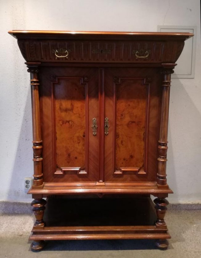 gruenderzeit-vertiko-mit-saeulen-kleiner-schrank-um-1880-nussbaum