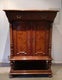 gruenderzeit-vertiko-mit-saeulen-kleiner-schrank-um-1880-nussbaum