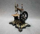 kindernaehmaschine-um-1900-jugendstil-massiv-eisen-guss-mit-ornament.2