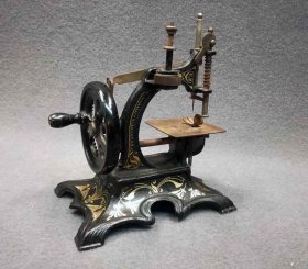 kindernaehmaschine-um-1900-jugendstil-massiv-eisen-guss-mit-ornament.3