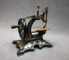 kindernaehmaschine-um-1900-jugendstil-massiv-eisen-guss-mit-ornament.3