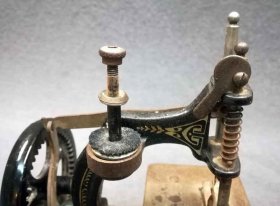 kindernaehmaschine-um-1900-jugendstil-massiv-eisen-guss-mit-ornament.9