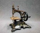 kindernaehmaschine-um-1900-jugendstil-massiv-eisen-guss-mit-ornament