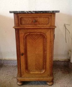 kleines-schraenckchen-nachtschrank-um-1900