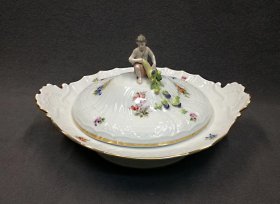 terrine-mit-deckel-figur-blumenmalerei-neubrandenstein-relief-ungemarkt.1