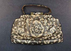 art-deco-handtasche-schwarz-beige-und-gold-gepraegt.1