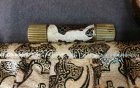 art-deco-handtasche-schwarz-beige-und-gold-gepraegt.2