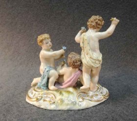 meissen-figurengruppe-um-1860-80-3-putto-mit-blumen-1-wahl.2