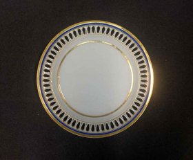 meissen-um-1820-40-teller-mit-durchbruchrand-blau-gold-1-wahl.1