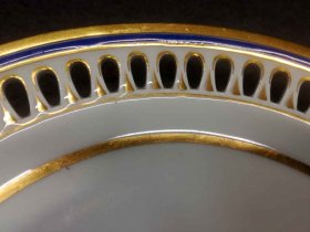 meissen-um-1820-40-teller-mit-durchbruchrand-blau-gold-1-wahl.5